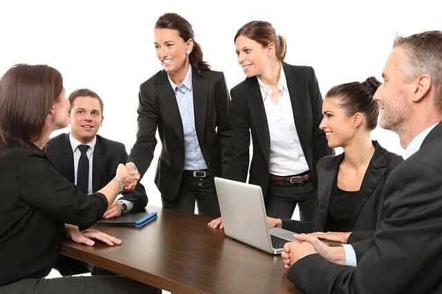 imagen de varios empleados de una empresa conversando y llegando a acuerdos en una mesa